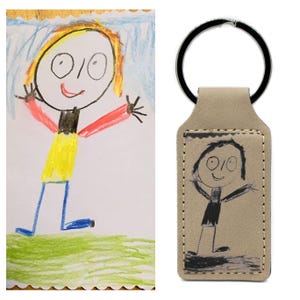 Dessin d'enfant, coloriage ou empreinte gravés au laser sur porte-clés simili cuir. Cadeau personnalisable fête des pères, merci maitresse