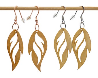 Boucles d'oreilles contemporaines, forme de flammes, en bois souple incassable. Bijou brûlant, cadeau chaud torride, personnalisable.