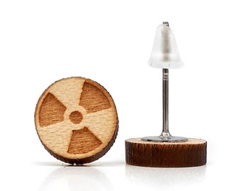Puces d'oreilles nucléaires ! Symbole de la radioactivité en bois gravé et découpé au laser - Bijou radioactif proposé en trois couleurs