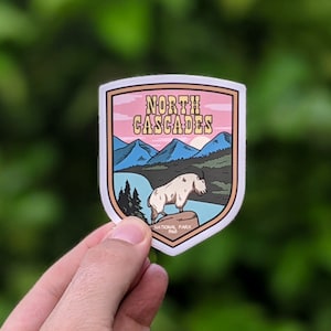ノースカスケード国立公園 - 防水ビニールステッカー、UV耐性デカール。ウォーターボトル、ノートパソコン、車の窓用ステッカー