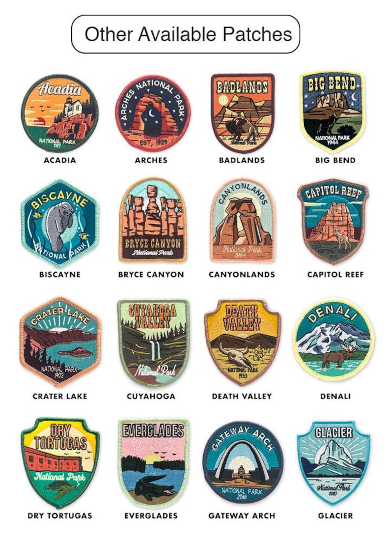 K&ouml;nnte beinhalten: Eine Sammlung gestickter Aufn&auml;her mit verschiedenen US-Nationalparks. Jeder Aufn&auml;her zeigt ein einzigartiges Design und den Namen des Parks, darunter Acadia, Arches, Badlands, Big Bend und andere. Die Aufn&auml;her sind farbenfroh und detailliert.