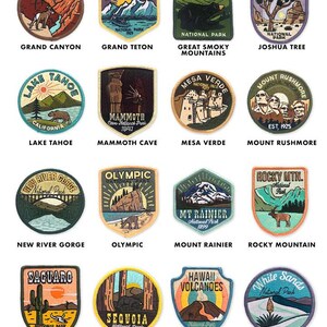 K&ouml;nnte beinhalten: Eine Sammlung gestickter Aufn&auml;her mit verschiedenen US-Nationalparks. Jeder Aufn&auml;her zeigt ein einzigartiges Design mit Parknamen wie Grand Canyon, Joshua Tree und Rocky Mountain. Die Aufn&auml;her sind kreisf&ouml;rmig oder schildf&ouml;rmig, mit leuchtenden Farben und detaillierten Illustrationen.