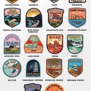 K&ouml;nnte beinhalten: Eine Sammlung gestickter Aufn&auml;her mit Designs von Nationalparks. Jeder Aufn&auml;her zeigt eine einzigartige Landschaft oder ein Tier, mit Namen wie Yellowstone, Yosemite und Zion. Die Aufn&auml;her sind in verschiedenen Farben und Formen.