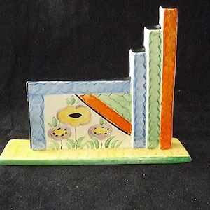 Op de afbeelding: Een set van drie keramische mokken met een gespikkelde, matte afwerking. De mokken zijn in crème, lichtgrijs en donkergrijs. Elke mok heeft een eenvoudig, minimalistisch ontwerp.