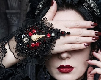 Corsage de boda gótico negro rojo Lacey, adorno de muñeca y mano, calavera de cuervos, taxidermia, ropa de novia alternativa, steampunk, volantes, boda de Drácula