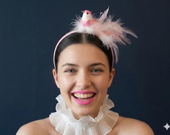Fascinator con piume rosa e bianche, cerchietto burlesque, copricapo di cristallo, accessori per capelli da damigella d'onore, fascinator rosa con piume, cerchietto Alice