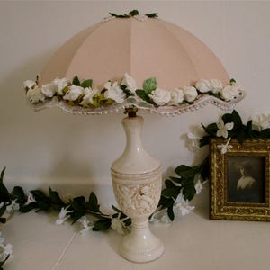 Grand abat-jour rose pêche avec roses blanches, lampes boudoir romantiques circulaires à fleurs roses shabby chic, décoration fée princesse lumineuse
