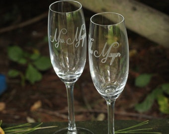 Etched Champagne Flutes / Personalized Champagne Glasses / Wedding Gift / Mr. & Mrs. Champagne Glasses / Bride and Groom Glasses / Christmas