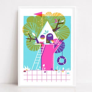 以下が含まれることがあります： 木に建てられた家をあしらった、気まぐれなイラストが描かれた額入りのアートプリント。 木に建てられた家はピンク色で、白い屋根、はしご、救命浮輪が付いています。 背景は青、緑、黄色の混合です。