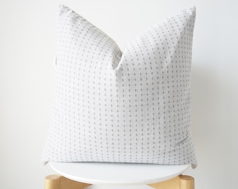 Housse de coussin rayée noire