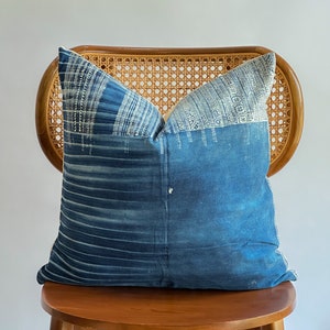 Funda de almohada lumbar tejida a mano con tinte natural de cáñamo tribal neutro índigo
