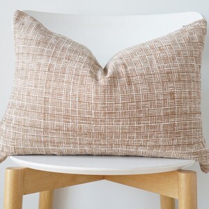 Funda de almohada de color de tinte natural tejida a mano de cáñamo tribal marrón