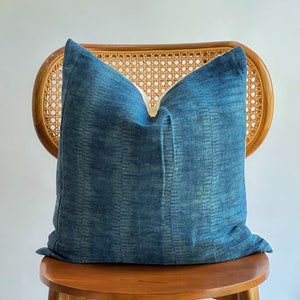 Funda de almohada lumbar tejida a mano con tinte natural de cáñamo tribal neutro índigo