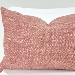 Funda de almohada de color de tinte natural tejida a mano de cáñamo tribal marrón