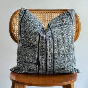 Funda de almohada lumbar tejida a mano con tinte natural de cáñamo tribal neutro índigo