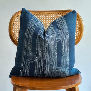 Funda de almohada lumbar tejida a mano con tinte natural de cáñamo tribal neutro índigo