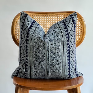 Funda de almohada lumbar tejida a mano con tinte natural de cáñamo tribal neutro índigo