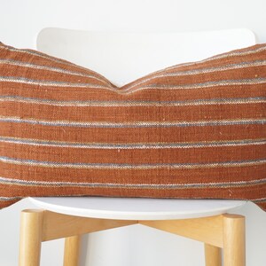 Funda de almohada de color de tinte natural tejida a mano de cáñamo tribal marrón