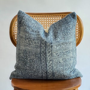 Funda de almohada lumbar tejida a mano con tinte natural de cáñamo tribal neutro índigo