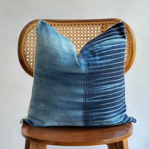 Funda de almohada lumbar tejida a mano con tinte natural de cáñamo tribal neutro índigo