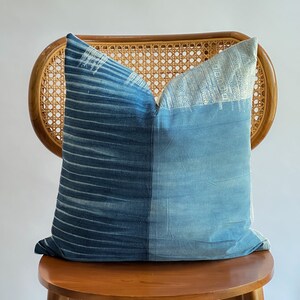 Funda de almohada lumbar tejida a mano con tinte natural de cáñamo tribal neutro índigo