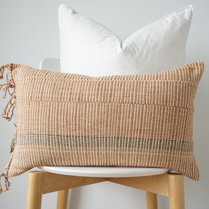 Funda de almohada de color de tinte natural tejida a mano de cáñamo tribal marrón