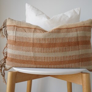 Funda de almohada de color de tinte natural tejida a mano de cáñamo tribal marrón