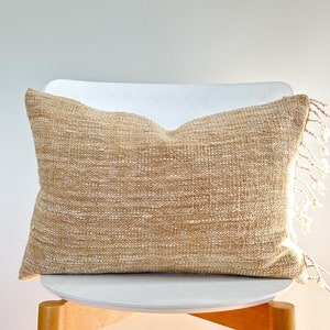 Funda de almohada de color de tinte natural tejida a mano de cáñamo tribal marrón