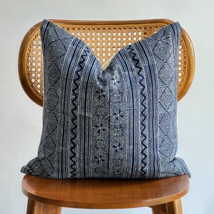 Funda de almohada lumbar tejida a mano con tinte natural de cáñamo tribal neutro índigo