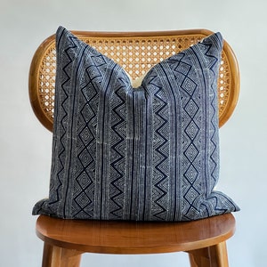 Funda de almohada lumbar tejida a mano con tinte natural de cáñamo tribal neutro índigo