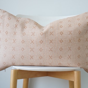 Funda de almohada de color de tinte natural tejida a mano de cáñamo tribal marrón