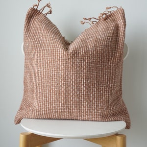 Funda de almohada de cáñamo tribal marrón tejida a mano con tinte natural