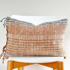 Funda de almohada de color de tinte natural tejida a mano de cáñamo tribal marrón