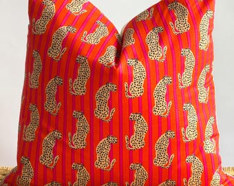 Funda de almohada floral roja: Estampado indio, decoración bohemia para dormitorio.