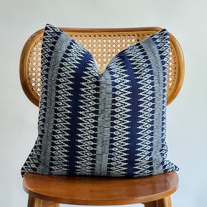 Cubierta de almohada lumbar de color de tinte natural tejido a mano de cáñamo tribal neutro índigo