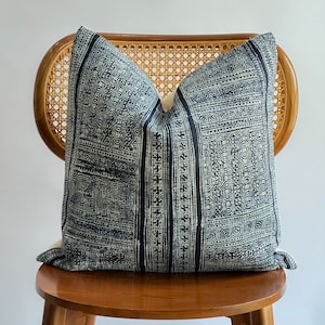 Funda de almohada lumbar tejida a mano con tinte natural de cáñamo tribal neutro índigo