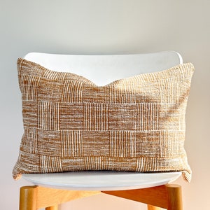 Funda de almohada de color de tinte natural tejida a mano de cáñamo tribal marrón