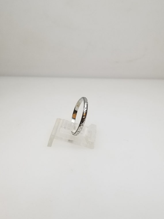 Ladies Vintage 18kt White Gold Wedding Ring Size 7 - image 3