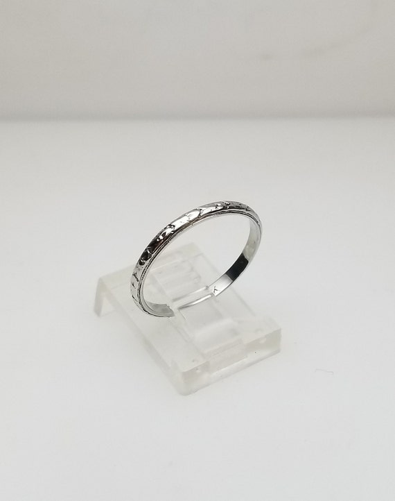 Ladies Vintage 18kt White Gold Wedding Ring Size 7 - image 2