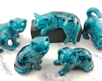 ヴィンテージ 猫の置物 2 体セット - 陶器の猫の像 - 白とピンクの花の