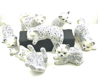 ヴィンテージ 猫の置物 2 体セット - 陶器の猫の像 - 白とピンクの花の