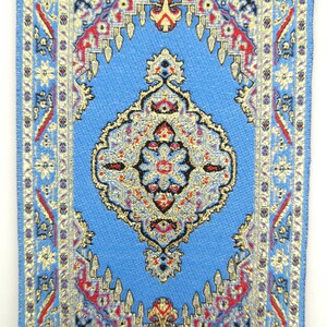 Puede incluir: Una alfombra azul y dorada con un medall&oacute;n central. La alfombra tiene un dise&ntilde;o tradicional con detalles intrincados.