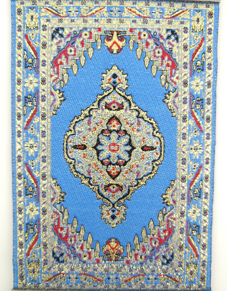 Puede incluir: Una alfombra azul y dorada con un medall&oacute;n central. La alfombra tiene un dise&ntilde;o tradicional con detalles intrincados.