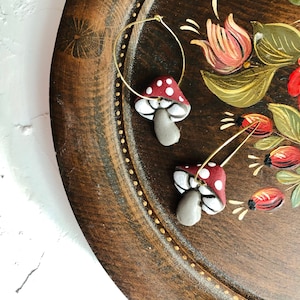 Paddenstoeloorbellen | paddestoeloorbellen van klei | griezelige oorbellen | esthetische oorbellen | herfstoorbellen | handgeschilderde oorbellen