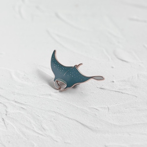 Manta Ray Oceana Hard Enamel Pin - Ocean lover pin, Handmade lapel pin, Sting Ray lover gift, Marine animals gift pin, Sea creatures pin