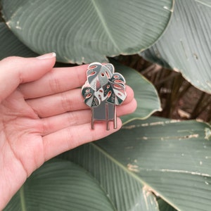 Variegated Monstera Rose Gold Hard Enamel Pin - Plant lover pin, Handmade lapel pin, Minimalist gift pin, Botanical gift pin, Garden plant