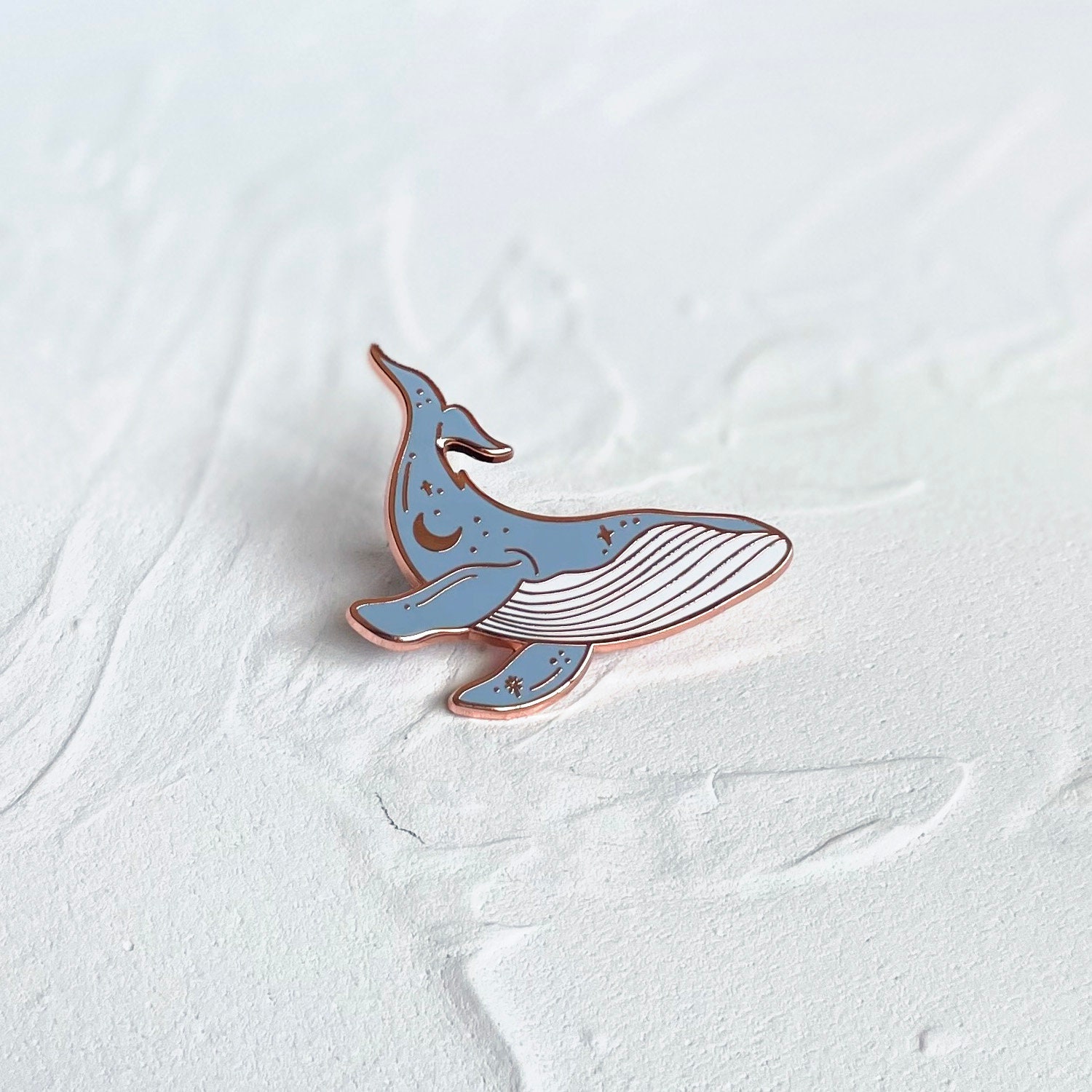 Pin's Vintage Original – Baleine à Paillettes Et Plongeur En Scaphandre, Neuf Avec étiquette