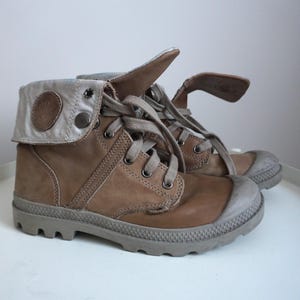 K&ouml;nnte beinhalten: Ein Set aus drei Keramikbechern mit gesprenkelter, matter Oberfl&auml;che. Die Becher sind in Creme-, Hellbraun- und Dunkelbraunt&ouml;nen gehalten. Jeder Becher hat ein schlichtes, minimalistisches Design.