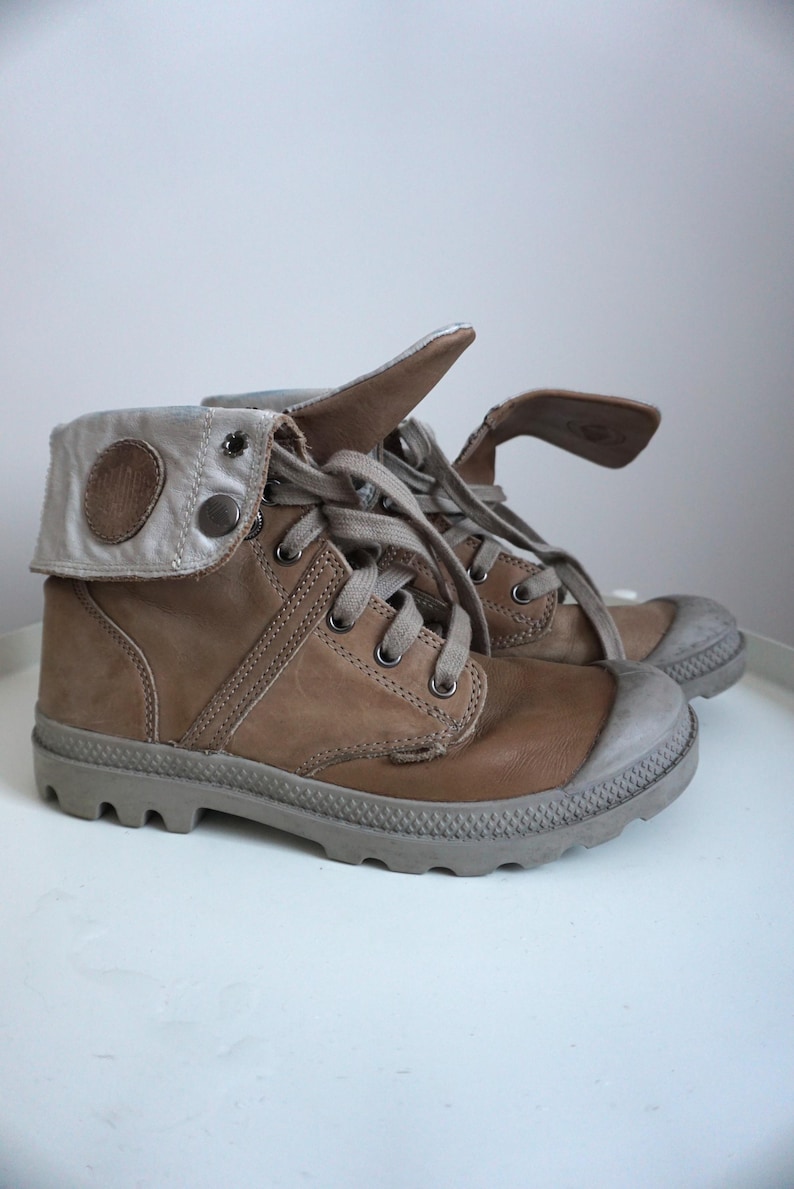 K&ouml;nnte beinhalten: Ein Set aus drei Keramikbechern mit gesprenkelter, matter Oberfl&auml;che. Die Becher sind in Creme-, Hellbraun- und Dunkelbraunt&ouml;nen gehalten. Jeder Becher hat ein schlichtes, minimalistisches Design.