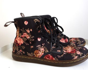 Vintage Dr. Martens Floral Lace Up Boots / Platform Shoes / Dr Marten / EUR 38 / US 7 / UK 5 / Punk / Tartan Boots / Black / Flowers